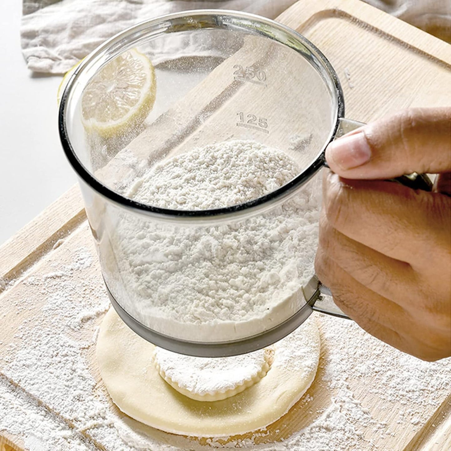 Handheld Plastic Flour Shaker Mesh Flour Sifter