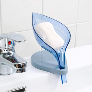 Random Color Leaf Shape Self Draining Plastic Soap Holder Self Adhesive Soap Dish Soap Case Drainage Soap Base for Shower Bathroom Kitchen